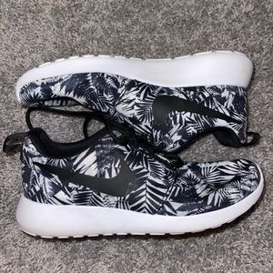 Nike Women Palm Tree Roche